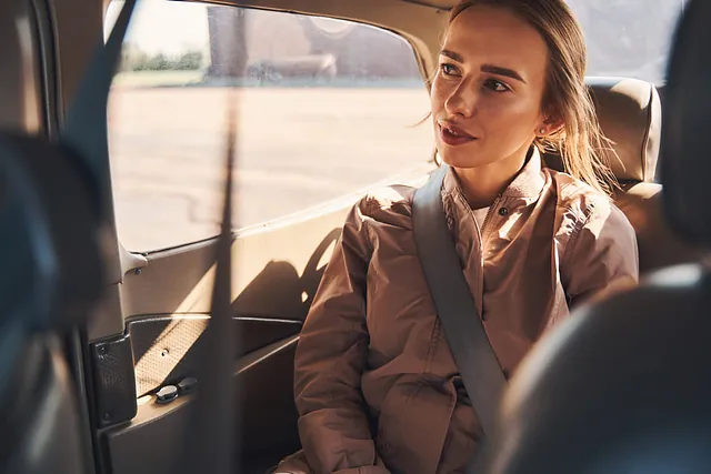 Mujer en el asiento trasero del coche