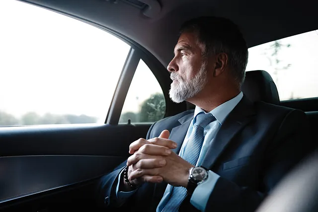 Hombre de negocios en el asiento trasero del taxi